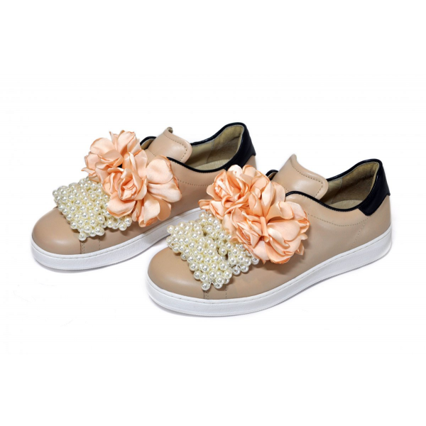 Sneaker with pearl beads and flowers