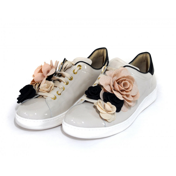 Beige sneakers with flowers