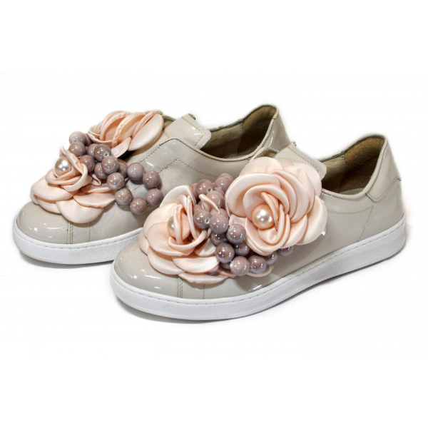 Beige sneakers with powder flowers