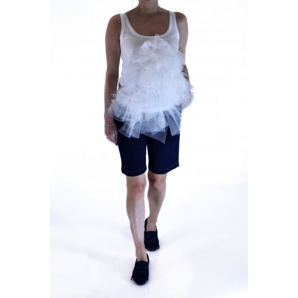 White T-shirt with tulle decor and ostrich feathers