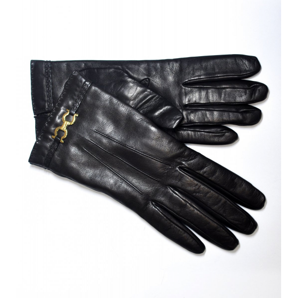 Insulated gloves with decorative seams