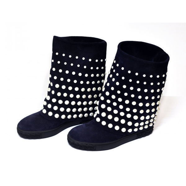 Blue suede ankle boots with pearls