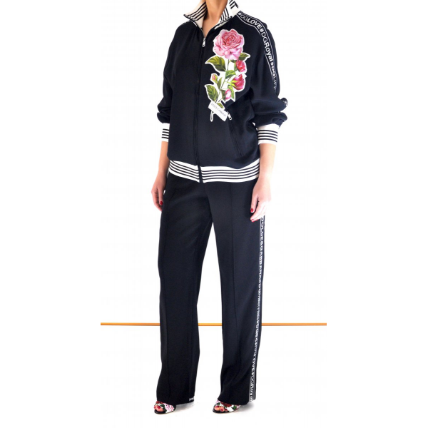Sport-chic suit with rose applique and contrasting elastic band