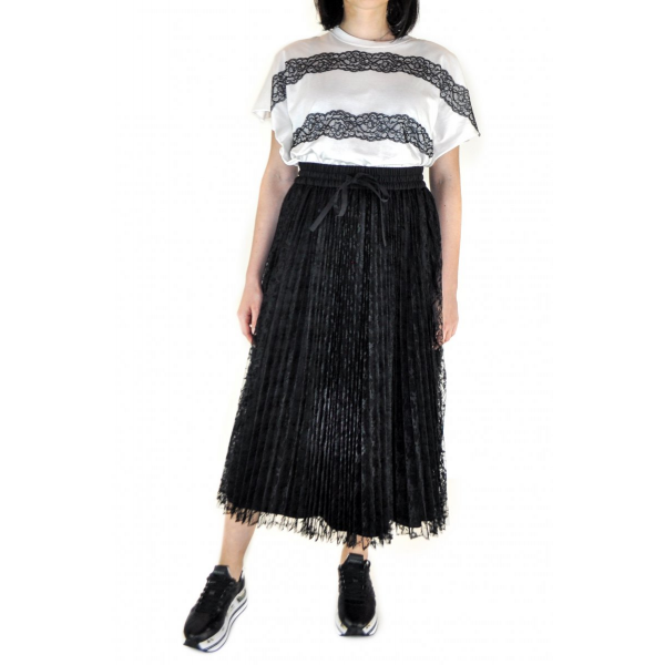 Pleated skirt with lace