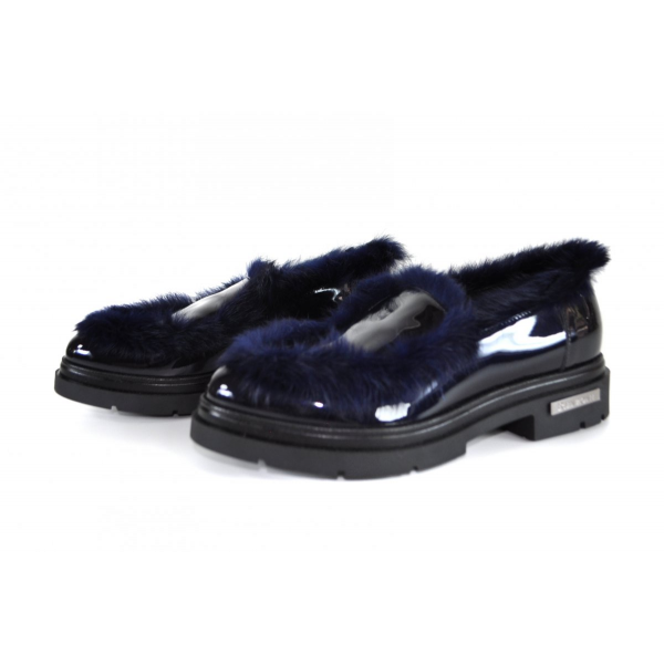 Lacquered loafers with fur