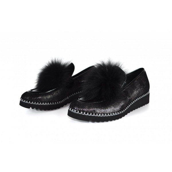 Loafers with pom pom