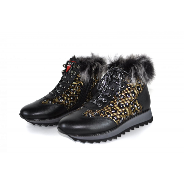 Boots with fur with rhinestones