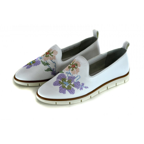 Loafers with embroidered flowers