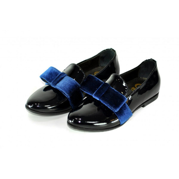 Patent leather shoes with bow