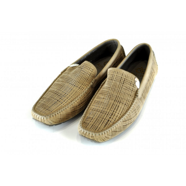 Breathable beige moccasins