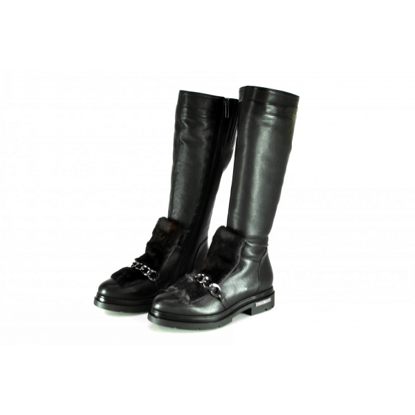 Black boots with insulation
