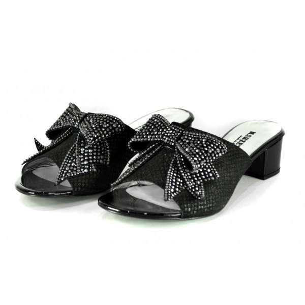Leather flip flops with bow and rhinestones