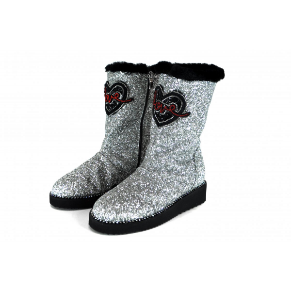 Shiny boots with fur embroidery